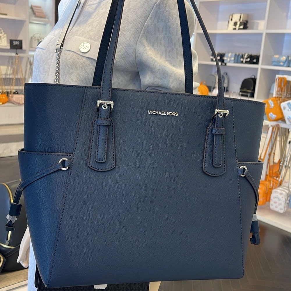 Michael Kors Voyager Large Saffiano Leather Tote Bag
Navy
NWT - Picture 7 of 16